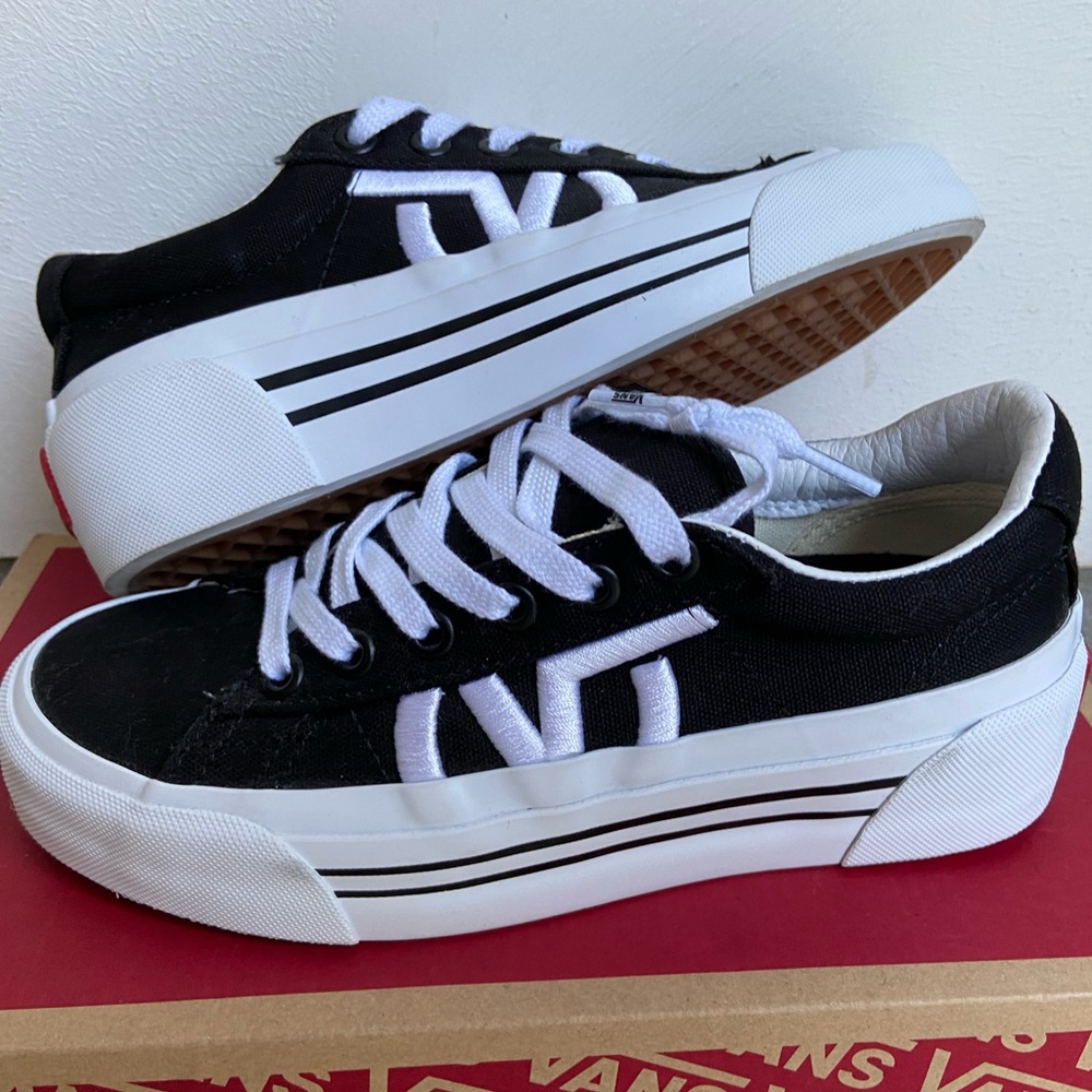 Lace-up vans NWT (never worn) women’s 6